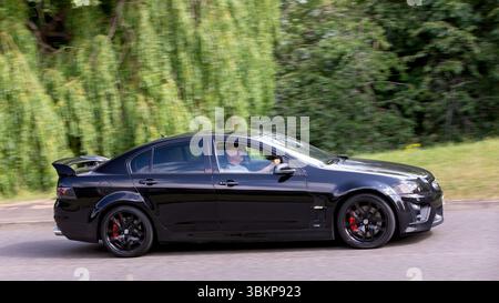Milton Keynes,Bucks,UK - 22 giugno 2025: 2008 auto vauxhall VXR8 nera su una strada britannica Foto Stock