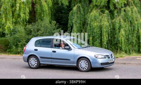 Milton Keynes,Bucks,UK - 22 giugno 2025: 2006 Nissan Almera guida su strada britannica Foto Stock