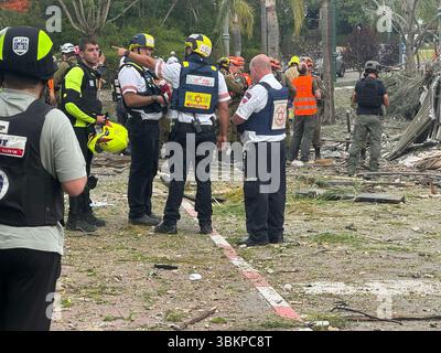 Tel Aviv, Israele. 22 giugno 2025. Una squadra israeliana di soccorso e di difesa civile ispeziona il sito di un attacco missilistico iraniano nel centro di Israele. Domenica 22 giugno 2025. Foto di Magen David Adom /UPI credito: UPI/Alamy Live News Foto Stock
