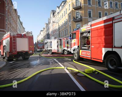 Dachstuhlbrand 21.06.2025, Chemnitz, Sonnenberg, Brand am Samstag wurde die Feuerwehr gegen 18,00 Uhr in Chemnitz zur Zietenstraße/Sonnenstraße gerufen. Dort War in einem Abrisshaus im Dachbereich ein Brand ausgebrochen. BEI Eintreffen der Feuerwehr schlugen große Flammen aus dem Dach. Chemnitz Sachsen BRD *** fuoco capriata del tetto 21 06 2025, Chemnitz, Sonnenberg, incendio il sabato, i vigili del fuoco furono chiamati a Zietenstraße Sonnenstraße a Chemnitz intorno alle 18.00. Un incendio era scoppiato nella zona del tetto di una casa demolita quando arrivarono i vigili del fuoco, grandi fiamme sparavano fuori da Th Foto Stock