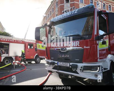 Dachstuhlbrand 21.06.2025, Chemnitz, Sonnenberg, Brand am Samstag wurde die Feuerwehr gegen 18,00 Uhr in Chemnitz zur Zietenstraße/Sonnenstraße gerufen. Dort War in einem Abrisshaus im Dachbereich ein Brand ausgebrochen. BEI Eintreffen der Feuerwehr schlugen große Flammen aus dem Dach. Chemnitz Sachsen BRD *** fuoco capriata del tetto 21 06 2025, Chemnitz, Sonnenberg, incendio il sabato, i vigili del fuoco furono chiamati a Zietenstraße Sonnenstraße a Chemnitz intorno alle 18.00. Un incendio era scoppiato nella zona del tetto di una casa demolita quando arrivarono i vigili del fuoco, grandi fiamme sparavano fuori da Th Foto Stock