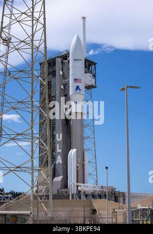 Cape Canaveral, Stati Uniti. 22 giugno 2025. Il razzo United Launch Alliance Atlas V si trova nello Space Launch Complex 41 presso Cape Canaveral Space Force Station, Cape Canaveral, Florida, domenica 22 giugno 2025. Il primo tentativo di lancio è stato cancellato 30 minuti prima del decollo. Il lancio dell'ULA è ora previsto per lunedì 23 giugno, poco dopo l'alba, e consegnerà il secondo lotto di satelliti Project Kuiper nello spazio per Amazon. Project Kuiper è la rete a banda larga satellitare in orbita bassa di Amazon per il servizio Internet in tutto il mondo. Foto di Pat Benic/UPI credito: UPI/Alamy Live News Foto Stock