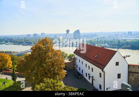 Slovacchia, Bratislava - 8 ottobre 2022: Vista dall'alto del Ponte della rivolta Nazionale Slovacca e del Danubio Foto Stock