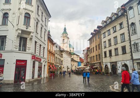 Slovenia, Lubiana - 23 settembre 2022: Scopri l'affascinante piazza storica con le iconiche torri situate in Slovenia Foto Stock