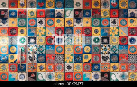 Vivaci piastrelle azulejo portoghesi a Lisbona, caratterizzate da intricati motivi geometrici e floreali. Perfetto per design, viaggi, cultura e ispirazione creativa. Foto Stock