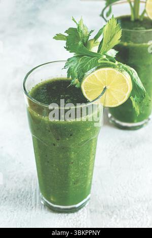 Bicchiere con frullato verde, sedano e spinaci, mela e kiwi, cetriolo, frullato di verdure, colazione fatta in casa, niente persone Foto Stock