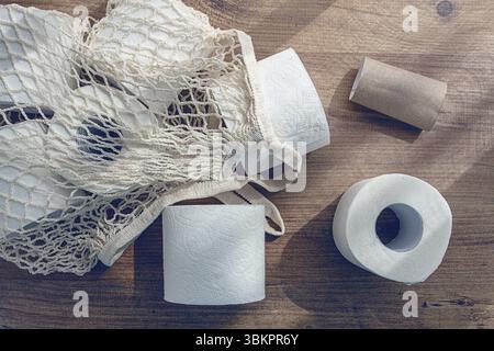 Borsa in rete sul tavolo, con rotoli di carta igienica, vista dall'alto, niente persone Foto Stock