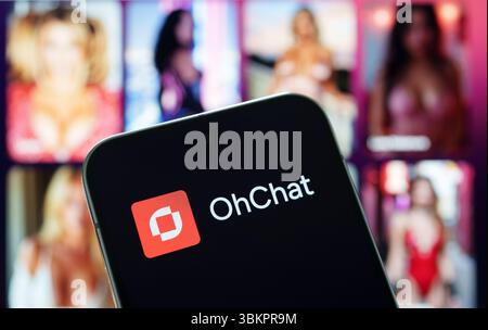 Logo OhChat sullo smartphone di fronte ad avatar femminili sfocati di influencer di intelligenza artificiale adulti. Stafford, Regno Unito, 22 giugno 2025 Foto Stock