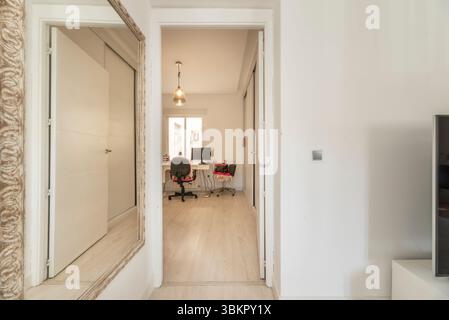Lungi dall'essere semplici passaggi, i corridoi sono il cuore nascosto che collega diverse stanze, facilitando il flusso della vita quotidiana e offrendo un'atmosfera unica Foto Stock