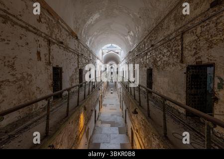 Corridoio dal secondo piano, Eastern State Penitentiary, Philadelphia, Pennsylvania Foto Stock