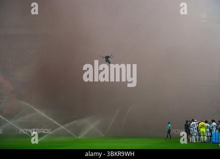 Philadelphia, Stati Uniti. 22 giugno 2025. La partita viene interrotta mentre i tifosi festeggiano con i bagliori durante la partita del gruppo G tra la Juventus e Wydad AC del Marocco alla Coppa del mondo per club FIFA 2025 a Philadelphia, negli Stati Uniti, il 22 giugno 2025. Crediti: Wu Xiaoling/Xinhua/Alamy Live News Foto Stock