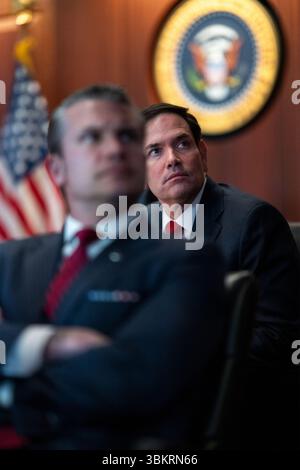 Il Segretario alla difesa DEGLI STATI UNITI Pete Hegseth e il Segretario di Stato Marco Rubio assistono agli attacchi aerei statunitensi su obiettivi nucleari iraniani dalla stanza della situazione della Casa Bianca durante l'operazione Midnight Hammer il 21 giugno 2025. (USA) Foto Stock