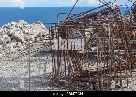 telai di rinforzo in acciaio arrugginito. per la produzione di colonne, travi e fondamenta in cemento armato Foto Stock