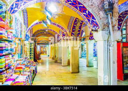 ISTANBUL, TURCHIA - 13 GENNAIO 2015: Kalpakcilar Caddesi, la strada dei gioiellieri d'oro all'interno del Grand Bazaar, il 13 gennaio a Istanbul. Foto Stock