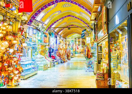 ISTANBUL, TURCHIA - 13 GENNAIO 2015: Kalpakcilar Caddesi, la strada dei gioiellieri d'oro all'interno del Grand Bazaar, il 13 gennaio a Istanbul. Foto Stock