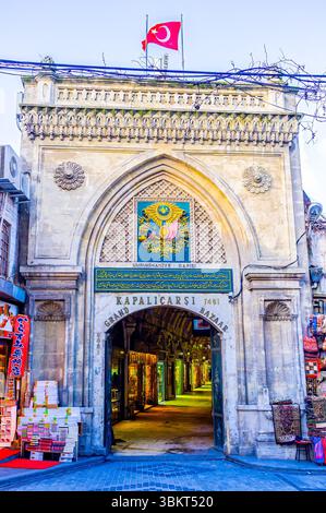 ISTANBUL, TURCHIA - 13 GENNAIO 2015: Il portale d'ingresso al Grand Bazzar, il gigantesco mercato coperto nel cuore del quartiere di Fatih, il 13 gennaio a IS Foto Stock