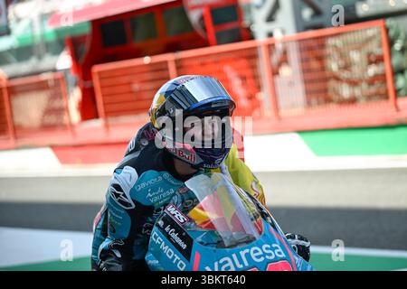 QUILES Maximo (spa), CFMOTO Aspar Team, Ritratto celebra la sua vittoria durante il Gran Premio d'Italia 2025 di Moto3 Brembo, GP d'Italia, sul circuito del Mugello, dal 20 al 22 giugno, in Italia - Photo Studio Milagro / DPPI Foto Stock