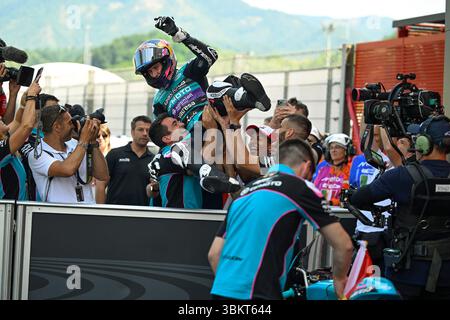 QUILES Maximo (spa), CFMOTO Aspar Team, Ritratto celebra la sua vittoria durante il Gran Premio d'Italia 2025 di Moto3 Brembo, GP d'Italia, sul circuito del Mugello, dal 20 al 22 giugno, in Italia - Photo Studio Milagro / DPPI Foto Stock