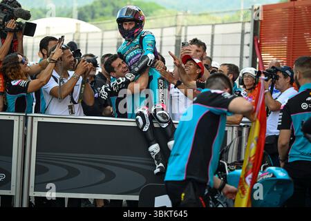 QUILES Maximo (spa), CFMOTO Aspar Team, Ritratto celebra la sua vittoria durante il Gran Premio d'Italia 2025 di Moto3 Brembo, GP d'Italia, sul circuito del Mugello, dal 20 al 22 giugno, in Italia - Photo Studio Milagro / DPPI Foto Stock
