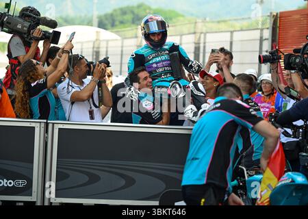 QUILES Maximo (spa), CFMOTO Aspar Team, Ritratto celebra la sua vittoria durante il Gran Premio d'Italia 2025 di Moto3 Brembo, GP d'Italia, sul circuito del Mugello, dal 20 al 22 giugno, in Italia - Photo Studio Milagro / DPPI Foto Stock