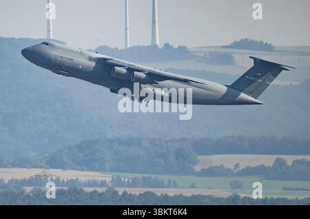 Landstuhl, Germania. 23 giugno 2025. Un aereo da trasporto C5 Galaxy della US Air Force decolla dalla base aerea di Ramstein. Credito: Boris Roessler/dpa/Alamy Live News Foto Stock