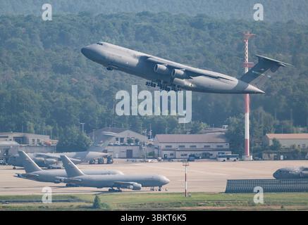 Landstuhl, Germania. 23 giugno 2025. Un aereo da trasporto C5 Galaxy della US Air Force decolla dalla base aerea di Ramstein. Credito: Boris Roessler/dpa/Alamy Live News Foto Stock