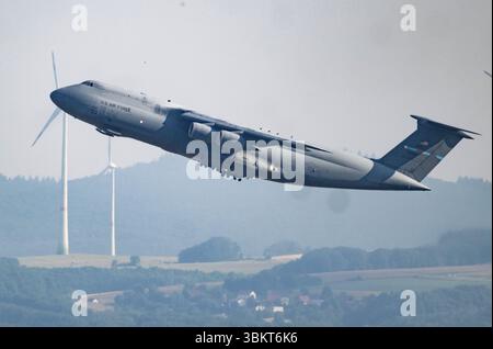 Landstuhl, Germania. 23 giugno 2025. Un aereo da trasporto C5 Galaxy della US Air Force decolla dalla base aerea di Ramstein. Credito: Boris Roessler/dpa/Alamy Live News Foto Stock