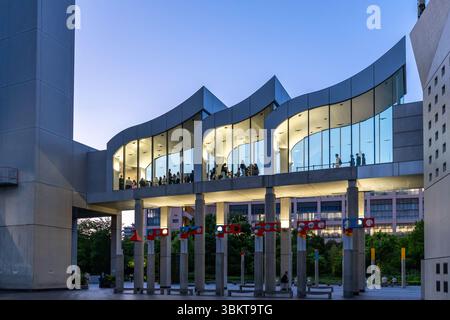 Moderno passaggio pedonale tra le due torri dell'edificio Umeda Sky di Osaka, Giappone Foto Stock