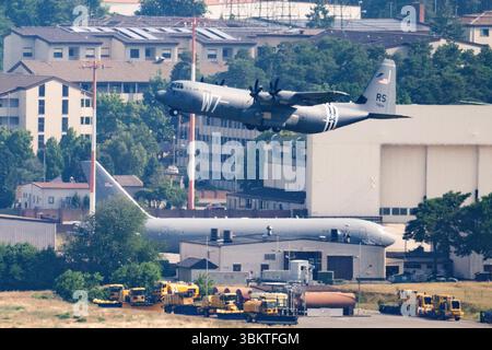 Landstuhl, Germania. 23 giugno 2025. Un aereo da trasporto della US Air Force Hercules decolla dalla base aerea di Ramstein. Credito: Boris Roessler/dpa/Alamy Live News Foto Stock