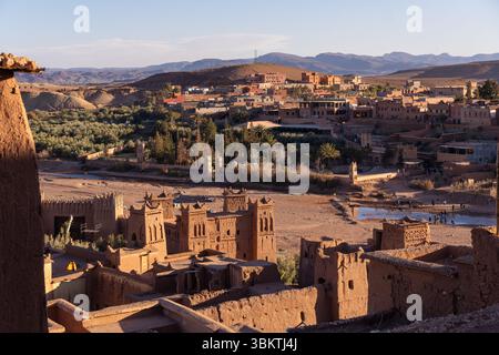 Ouarzazate, Marocco: Vista aerea del famoso Ait Benhaddou, o Ben Haddou, ksar, un villaggio fortificato per il suo antico forte in cima alla collina vicino a Ouarzazate i Foto Stock