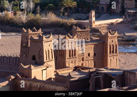 Ouarzazate, Marocco: Vista aerea del famoso Ait Benhaddou, o Ben Haddou, ksar, un villaggio fortificato per il suo antico forte in cima alla collina vicino a Ouarzazate i Foto Stock