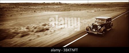 Una Rolls Royce 20/25 GPG70 del 1935 naviga lungo la Highway 89 nel nord dell'Arizona. Foto Stock