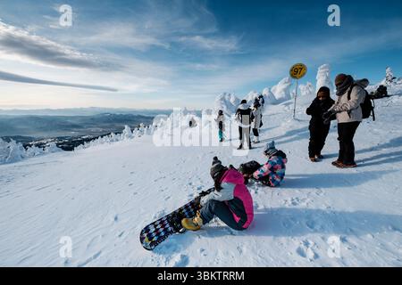 Gli snowboarder indossano il Mt. Zao, Prefettura di Yamagata, Giappone. Foto Stock