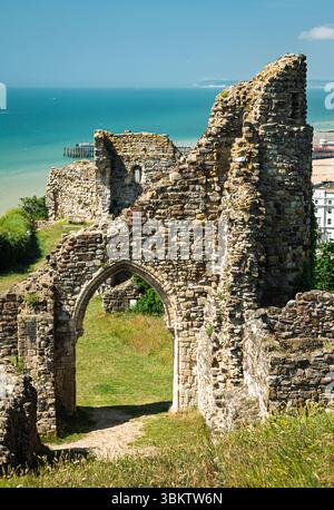 Vista a ovest dall'interno dei terreni delle rovine del castello di Hastings sulla cima di West Hill, nell'est del Sussex, nell'Inghilterra sud-orientale, Regno Unito Foto Stock