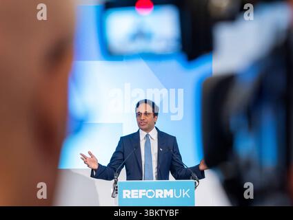 Londra, Regno Unito. 23 giugno 2025. Zia Yusuf il Partito Riformista propone una “carta Britannia” che permetterebbe agli stranieri ricchi di pagare una tassa di 250 sterline per trasferirsi nel Regno Unito e vivere qui esenti da tutte le tasse sul loro reddito e proprietà straniere. Tutte le tasse ricevute sarebbero state distribuite, in stile "Robin Hood", ai 2,5 milioni di lavoratori più pagati negli Stati Uniti Credit: Karl Black/Alamy Live News Foto Stock