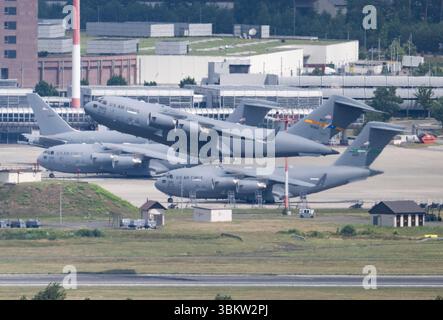Landstuhl, Germania. 23 giugno 2025. Un aereo da trasporto C-17 Globemaster della US Air Force decolla dalla base aerea di Ramstein. Credito: Boris Roessler/dpa/Alamy Live News Foto Stock