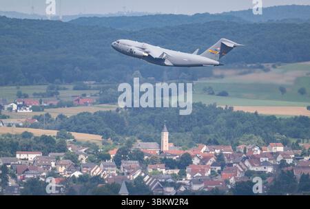 Ramstein, Germania. 23 giugno 2025. Un aereo da trasporto C-17 Globemaster della US Air Force decolla dalla base aerea di Ramstein e sorvola Ramstein. Credito: Boris Roessler/dpa/Alamy Live News Foto Stock