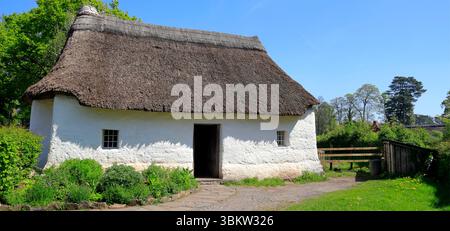 Cottage in paglia di Nantwallter. Museo nazionale di storia di St Fagans, Cardiff. Preso nell'aprile 2025 Foto Stock