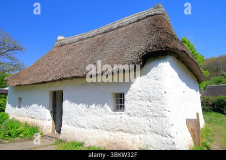 Cottage in paglia di Nantwallter. Museo nazionale di storia di St Fagans, Cardiff. Preso nell'aprile 2025 Foto Stock