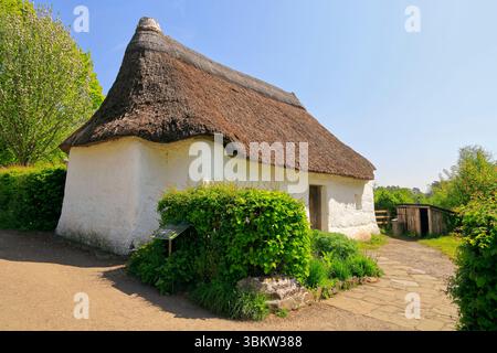 Cottage in paglia di Nantwallter. Museo nazionale di storia di St Fagans, Cardiff. Preso nell'aprile 2025 Foto Stock
