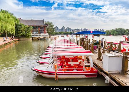 Pedalò al molo nel parco acquatico Shuishang, Tianjin, Cina Foto Stock