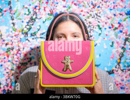 Bonhams, Londra, Regno Unito. 23 giugno 2025. La vendita di stampe e multiple e la vendita di un'immagine ancora più grande: David Hockney & Friends avranno luogo il 25 giugno. Caratteristiche principali: Sir Grayson Perry CBE, RA, Grayson Perry x OSPREY London, borsa in pelle, prezzo stimato di £3.000-5.000. Sfondo, dettaglio delle virtù di Damien Hirst. Crediti: Malcolm Park/Alamy Live News Foto Stock