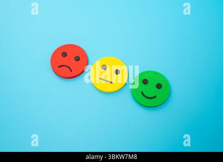 Tre stati d'animo o reazioni agli eventi. Sondaggio sociale. Opinione e punto di vista. Sondaggio o feedback pubblico. Sondaggi d'opinione, livelli di soddisfazione, sentimento Foto Stock