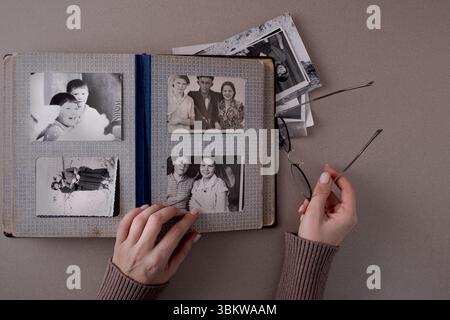 BAKU, AZERBAIGIAN - 18 giugno 2024. Stampe di foto vintage vintage antiche in bianco e nero retrò. Ricordi e nostalgia Foto Stock