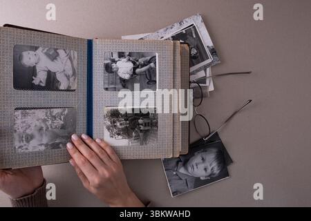 BAKU, AZERBAIGIAN - 18 giugno 2024. Stampe di foto vintage vintage antiche in bianco e nero retrò. Ricordi e nostalgia Foto Stock