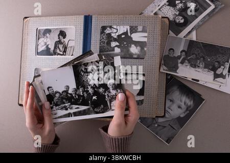 BAKU, AZERBAIGIAN - 18 giugno 2024. Stampe di foto vintage vintage antiche in bianco e nero retrò. Ricordi e nostalgia Foto Stock