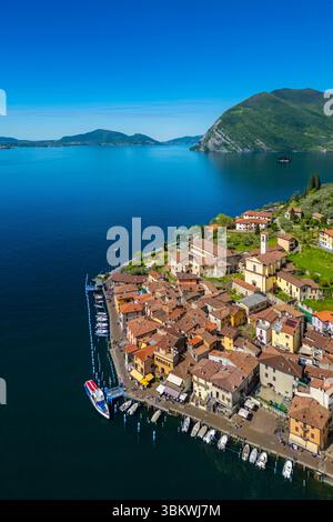 Vista aerea di Monte Isola e Peschiera Maraglio sul lago d'Iseo. Peschiera Maraglio, Montisola, provincia di Brescia, regione Lombardia, Italia. Foto Stock