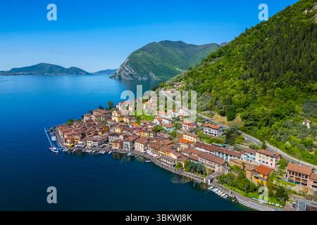 Vista aerea di Monte Isola e Peschiera Maraglio sul lago d'Iseo. Peschiera Maraglio, Montisola, provincia di Brescia, regione Lombardia, Italia. Foto Stock