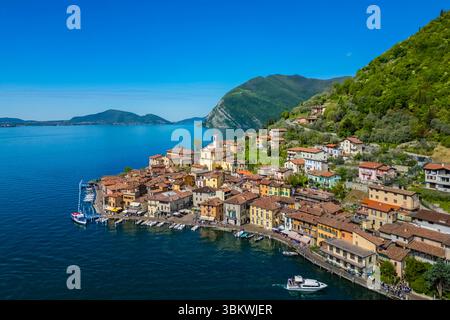 Vista aerea di Monte Isola e Peschiera Maraglio sul lago d'Iseo. Peschiera Maraglio, Montisola, provincia di Brescia, regione Lombardia, Italia. Foto Stock
