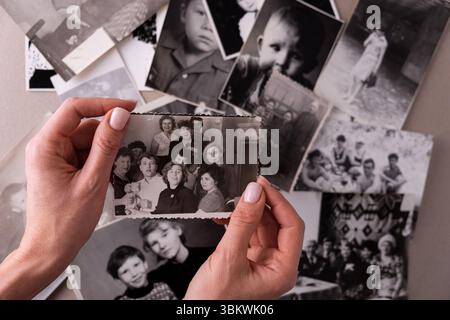 BAKU, AZERBAIGIAN - 18 giugno 2024. Stampe di foto vintage vintage antiche in bianco e nero retrò. Ricordi e nostalgia Foto Stock